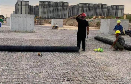 平湖土工格栅铺设前地基要怎么处理?